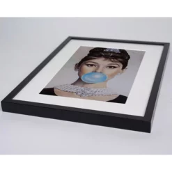 ANY IMAGE Digitaldruck »Audrey Hepburn Kaugummi«, Rahmen: Buchenholz, Schwarz -Wohnen Wohndeko Verkäufe unnamed file 2072