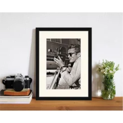 ANY IMAGE Digitaldruck »James Dean Mit Filmkamera«, Rahmen: Buchenholz, Schwarz -Wohnen Wohndeko Verkäufe unnamed file 2147