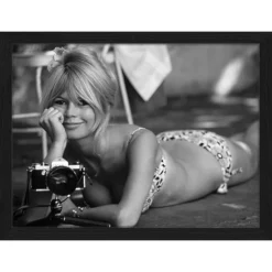 ANY IMAGE Digitaldruck »Brigitte Bardot Mit Fotokamera«, Rahmen: Buchenholz, Schwarz