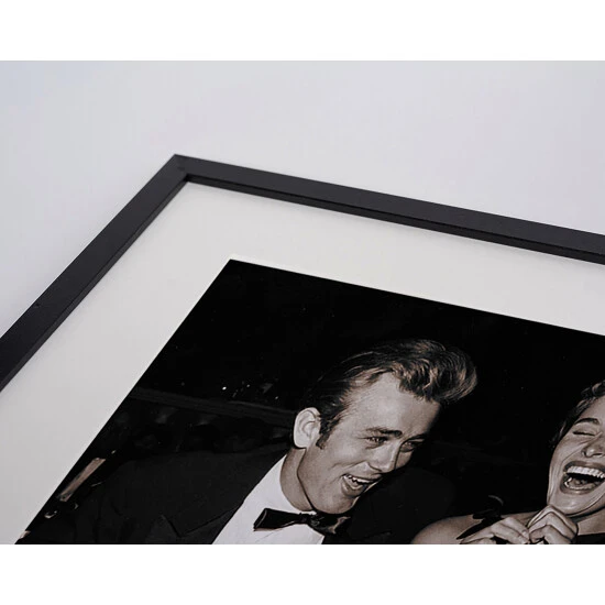 ANY IMAGE Digitaldruck »James Dean Mit Fotokamera II«, Rahmen: Buchenholz, Schwarz 4 ANY IMAGE Digitaldruck »James Dean Mit Fotokamera II«, Rahmen: Buchenholz, Schwarz – Bild 2